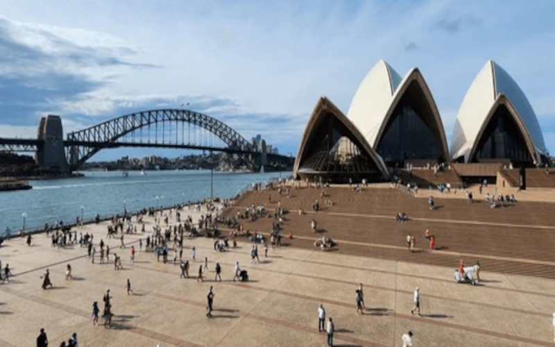 TRAVELLING IN AUSTRALIA